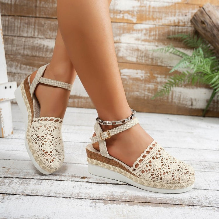 Damen  bestickte Espadrille-Pantoletten mit verstellbarem Knöchelriemen, floraler Häkel-Optik und geflochtenem Jute-Plateau Drune
