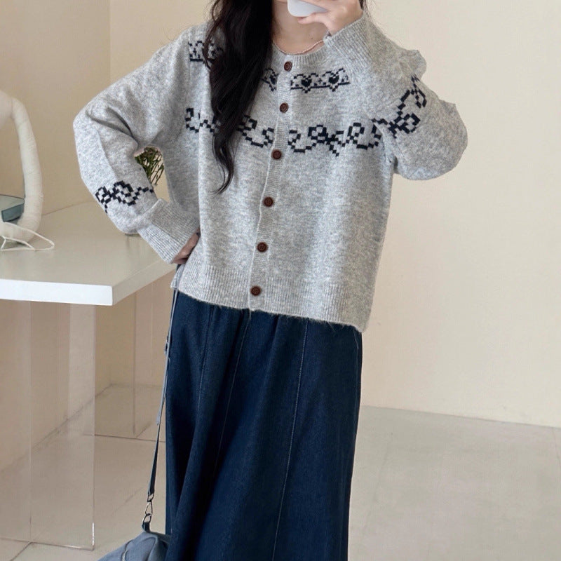 Damen Verspielter Strickcardigan mit Holzknöpfen und traditionellen Mustern Drune
