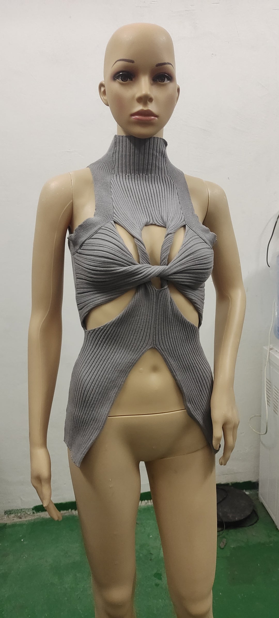 Damen figurbetontes Cut-Out Top mit hohem Kragen Drune