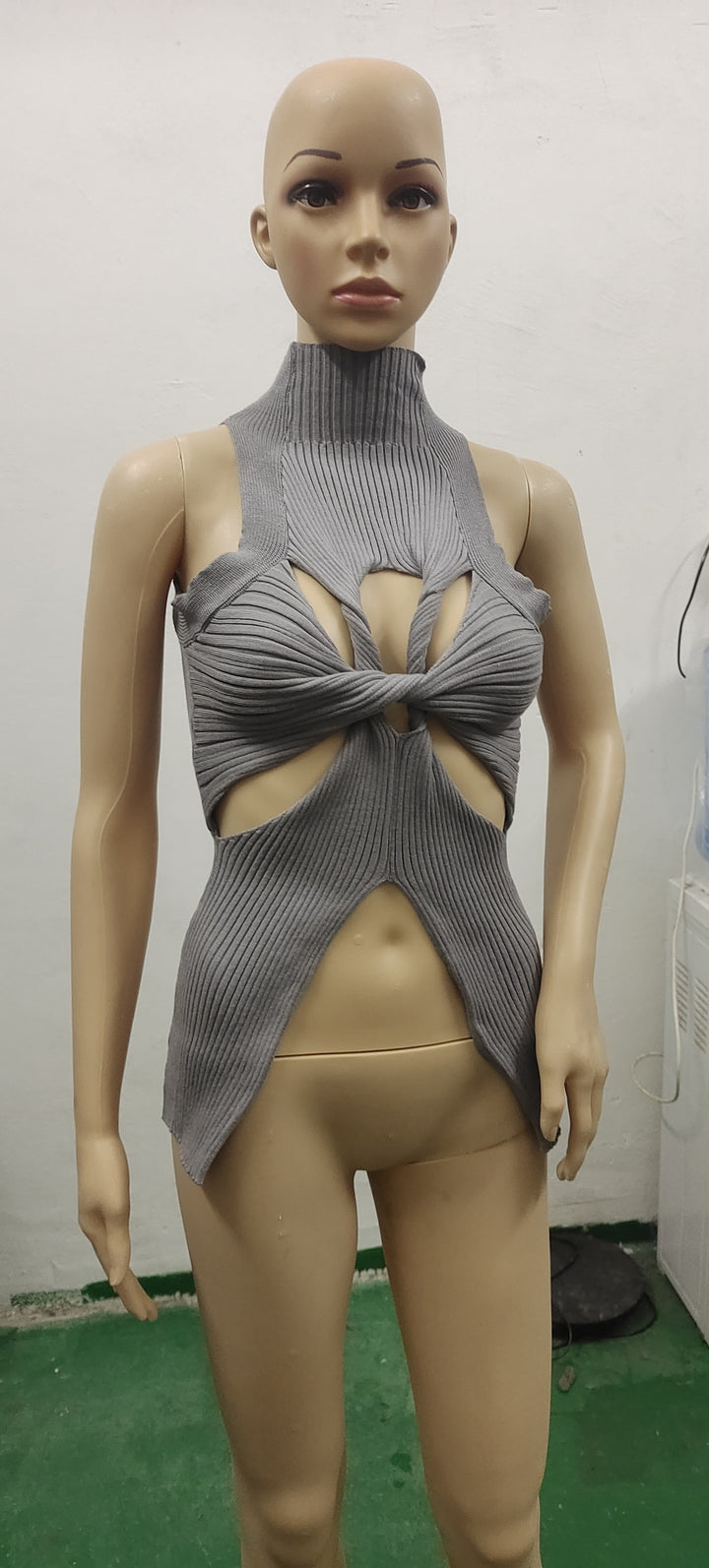 Damen figurbetontes Cut-Out Top mit hohem Kragen Drune