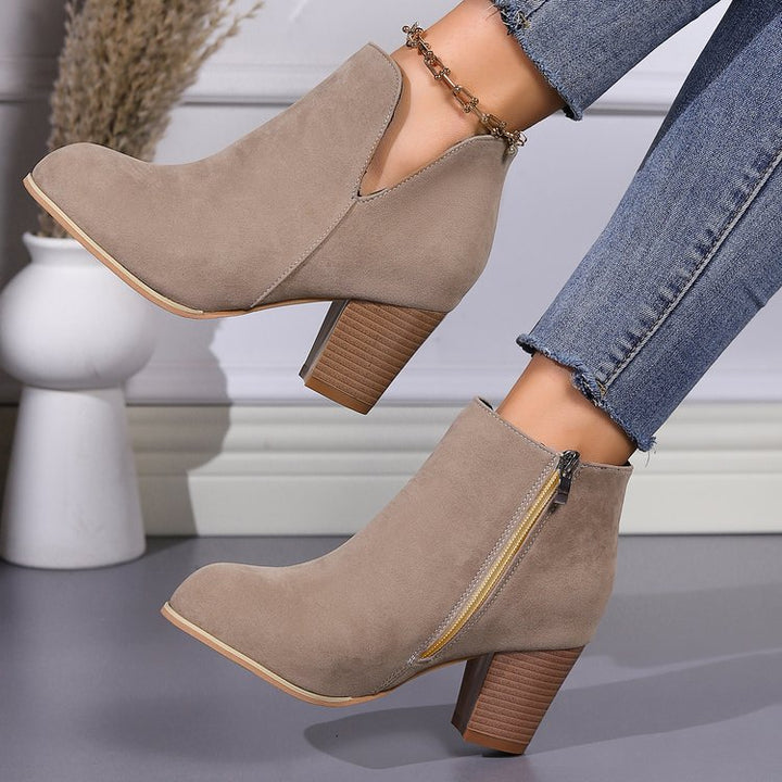 Damen Kurzstiefeletten mit V‑Ausschnitt, seitlichem Reißverschluss und robustem Blockabsatz Drune