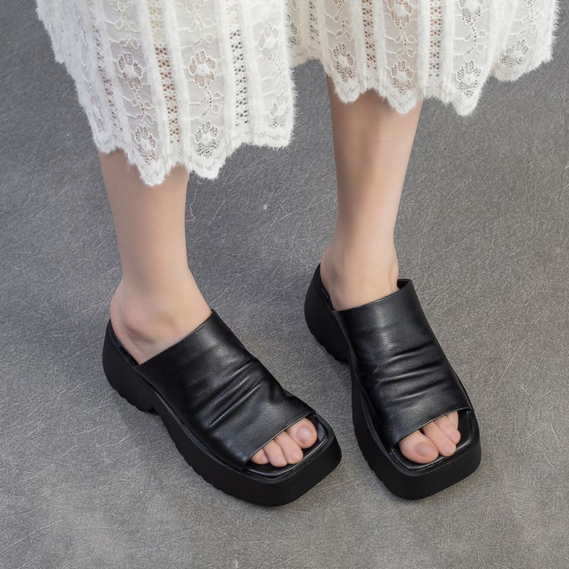 Damen Gepolsterte Plateau‑Slides mit skulptierter Profilsohle und gerafftem Lederoberschuh Drune