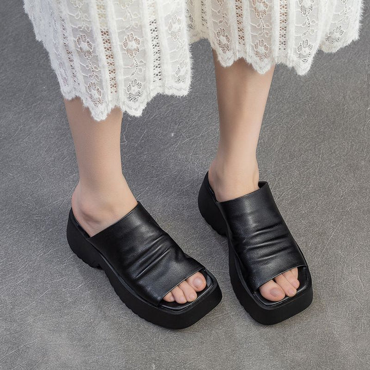 Damen Gepolsterte Plateau‑Slides mit skulptierter Profilsohle und gerafftem Lederoberschuh Drune
