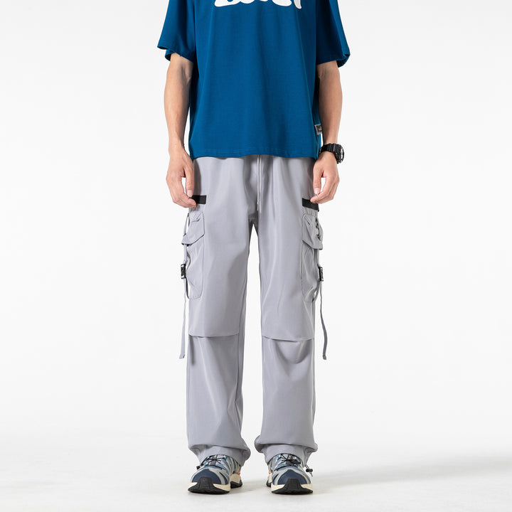 Herren Weite Cargo-Hose mit Multifachtaschen, verstellbarem Tunnelzugbund und modularen Gurt‑Details Drune