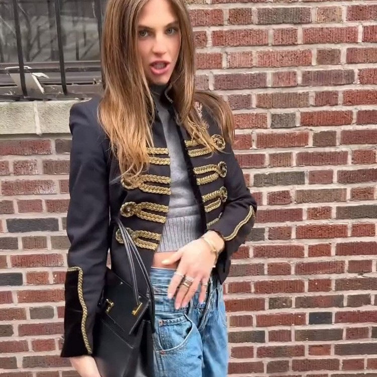 Damen Cropped Parade‑Militärjacke mit goldener Zierkordel, Stehkragen und Samtbesatz Drune