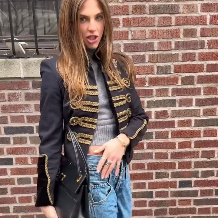Damen Cropped Parade‑Militärjacke mit goldener Zierkordel, Stehkragen und Samtbesatz Drune