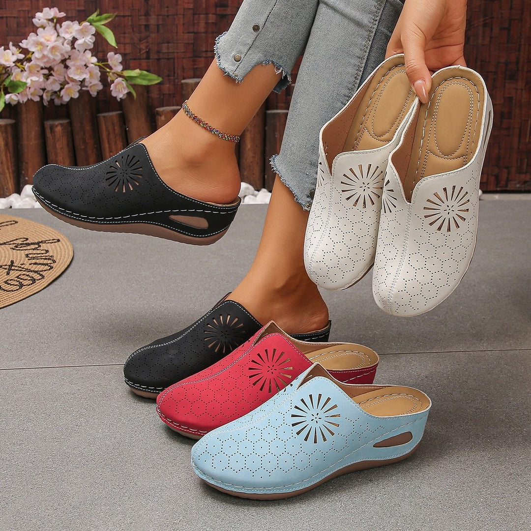 Damen Bequeme Perforierte Slipper-Mules mit Blumenstanzung und gepolstertem Fußbett Drune