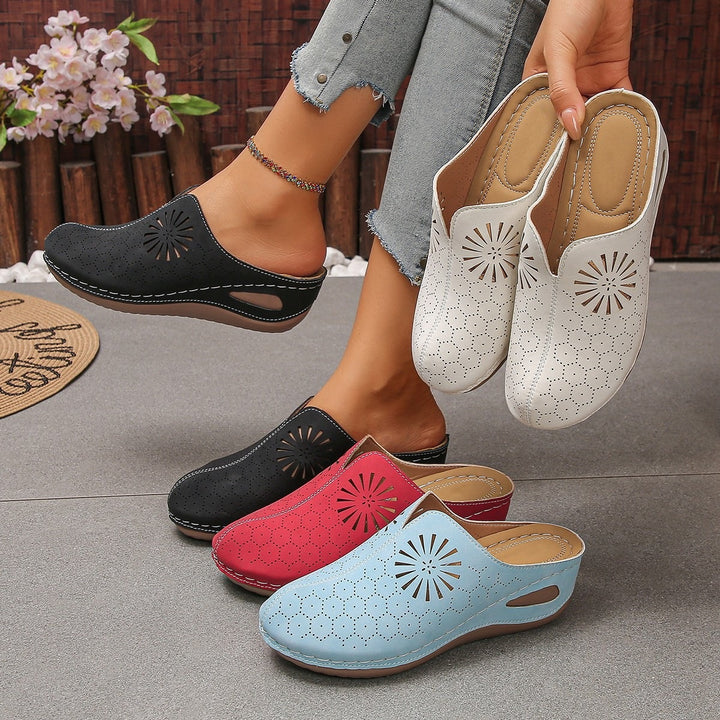 Damen Bequeme Perforierte Slipper-Mules mit Blumenstanzung und gepolstertem Fußbett Drune