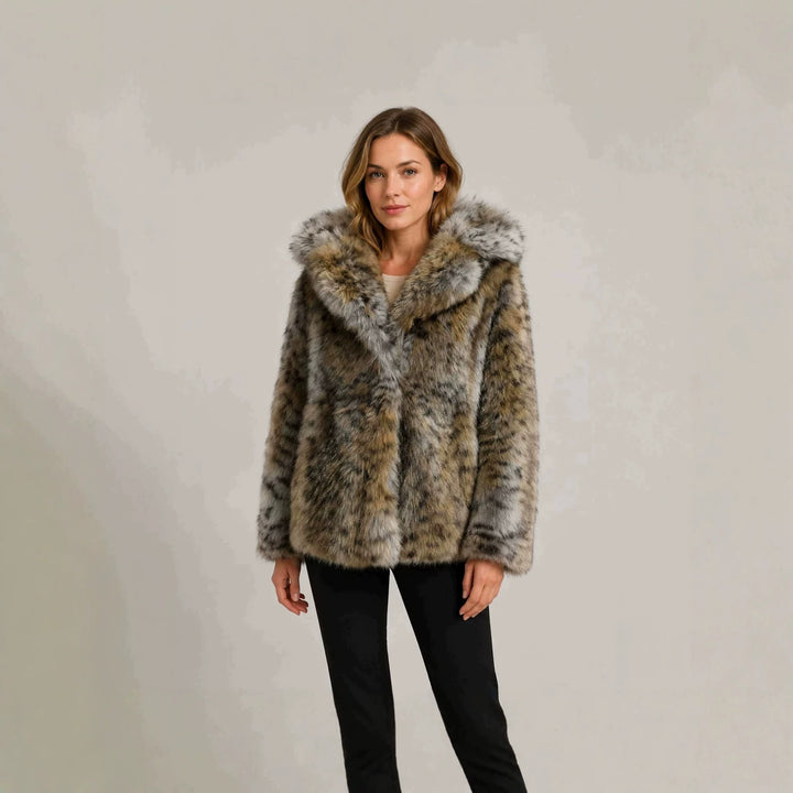 Damen Kurzjacke aus hochwertigem Kunstfell mit Kapuze und kaschierender Boxy-Silhouette Drune