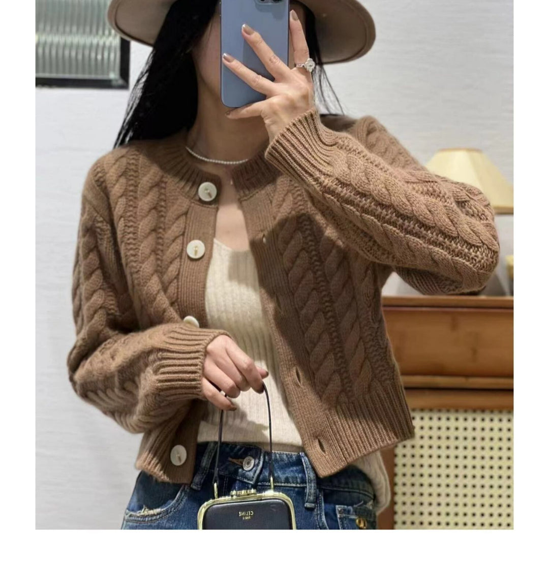 Damen Kurzer Zopfstrick‑Cardigan mit breitem Rippsaum und großen Knöpfen Drune