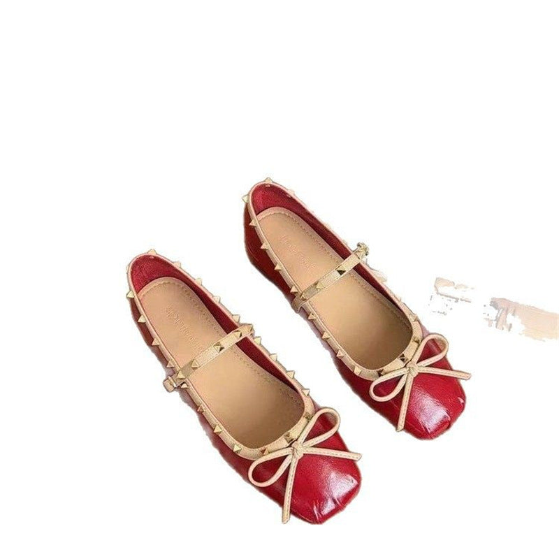 Damen Ballerina mit quadratischer Zehenbox, Nietenbesetztem Rand und verstellbarem Mary‑Jane Riemchen Drune