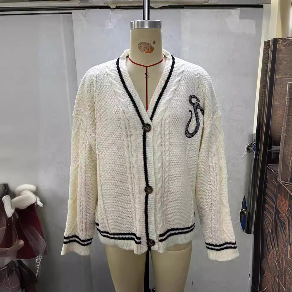 Damen nan gestrickte College-Cardigan mit Zopfmuster, V-Ausschnitt, kontraststreifen und gestickten Applikationen Drune