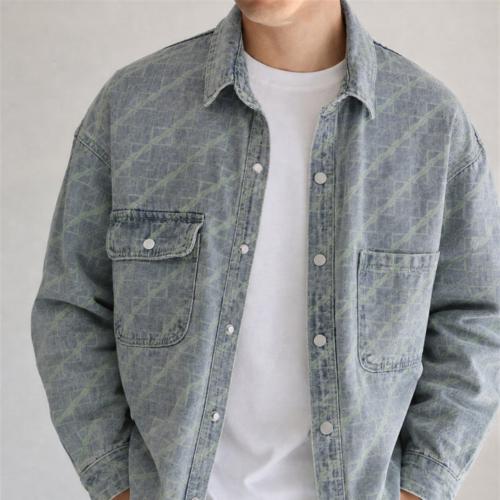 Herren Oversize Jeansjacke mit Allover‑Monogramm, Druckknopf‑Verschluss und aufgesetzten Brusttaschen Drune