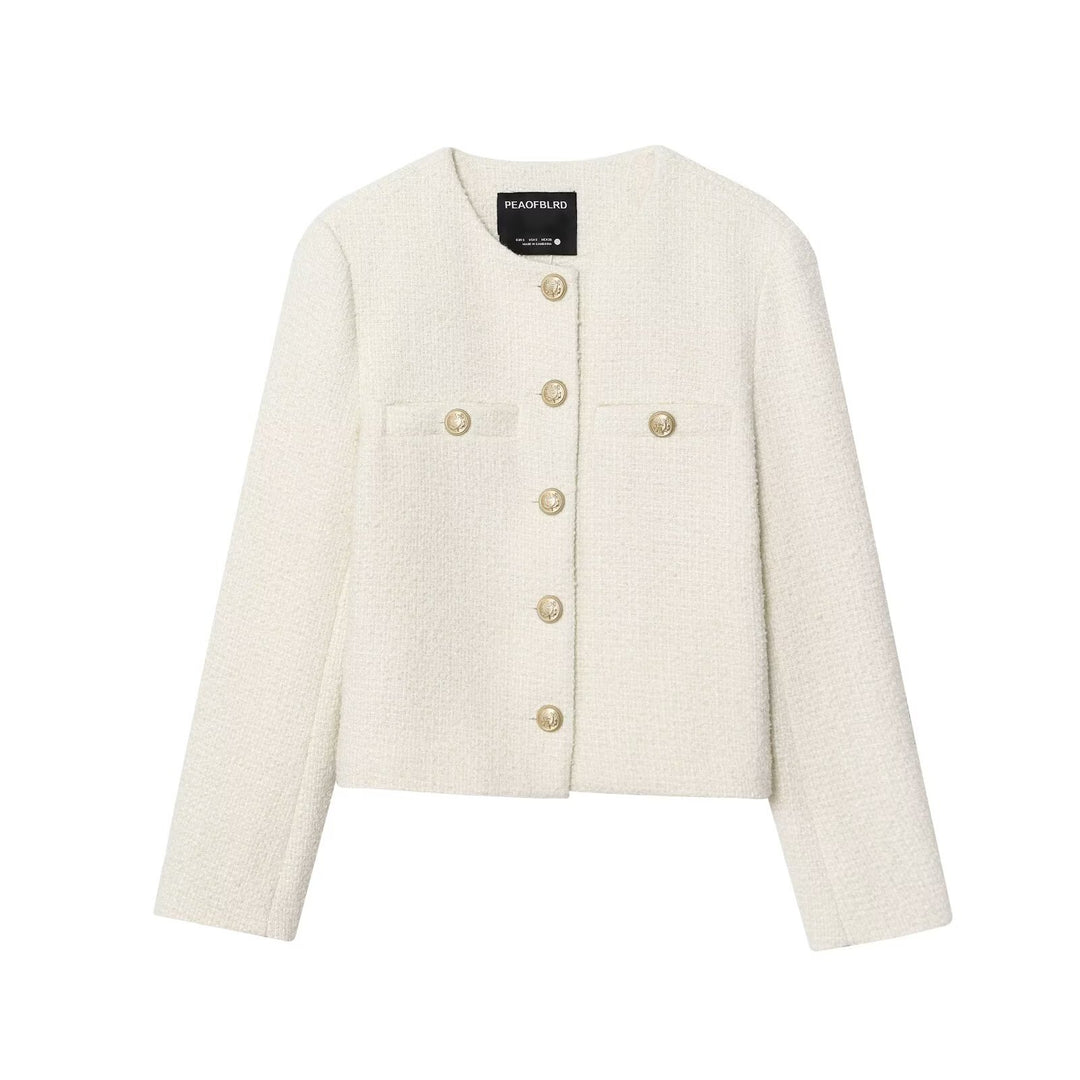 Damen 80+ Kurz geschnittene Bouclé‑Jacke mit Rundhals, goldenen Zierknöpfen und Pattentaschen Drune