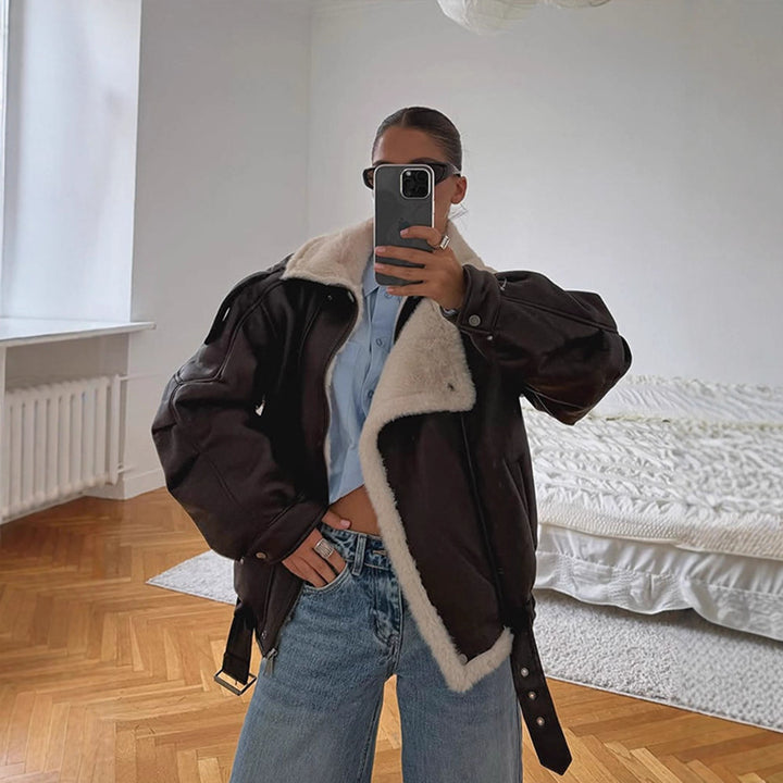 Damen Oversize Fliegerjacke aus Lederimitat mit asymmetrischer Kunstfell-Borte Drune