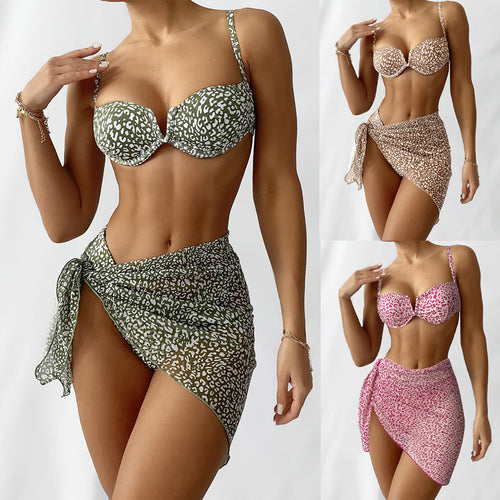 Damen Bikini-Set mit einem modernen Tiermotiv und elegantem Wickelrock Drune