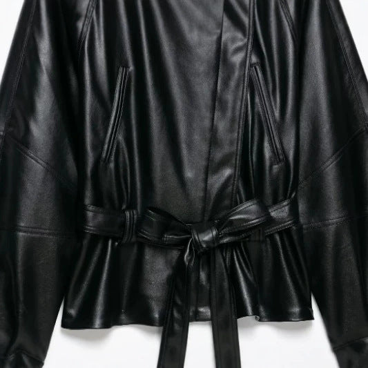 Damen Kurzjacke aus veganem Leder mit Taillengürtel und überschnittenen Schultern Drune
