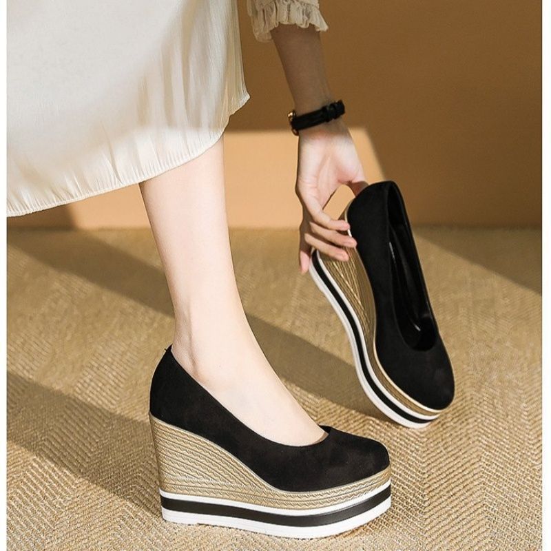Damen Plateau-Keilpumps mit Bastkeil und Lack-Kroko-Optik Drune