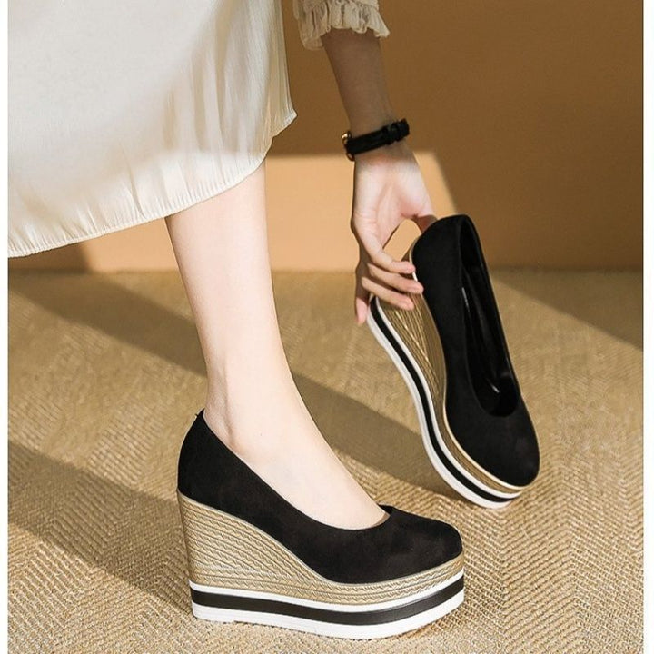 Damen Plateau-Keilpumps mit Bastkeil und Lack-Kroko-Optik Drune