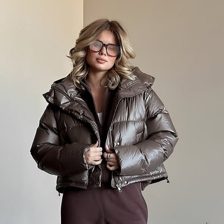 Damen Kurz geschnittene glänzende Steppjacke mit hohem Stehkragen und Druckknopfleisten Drune
