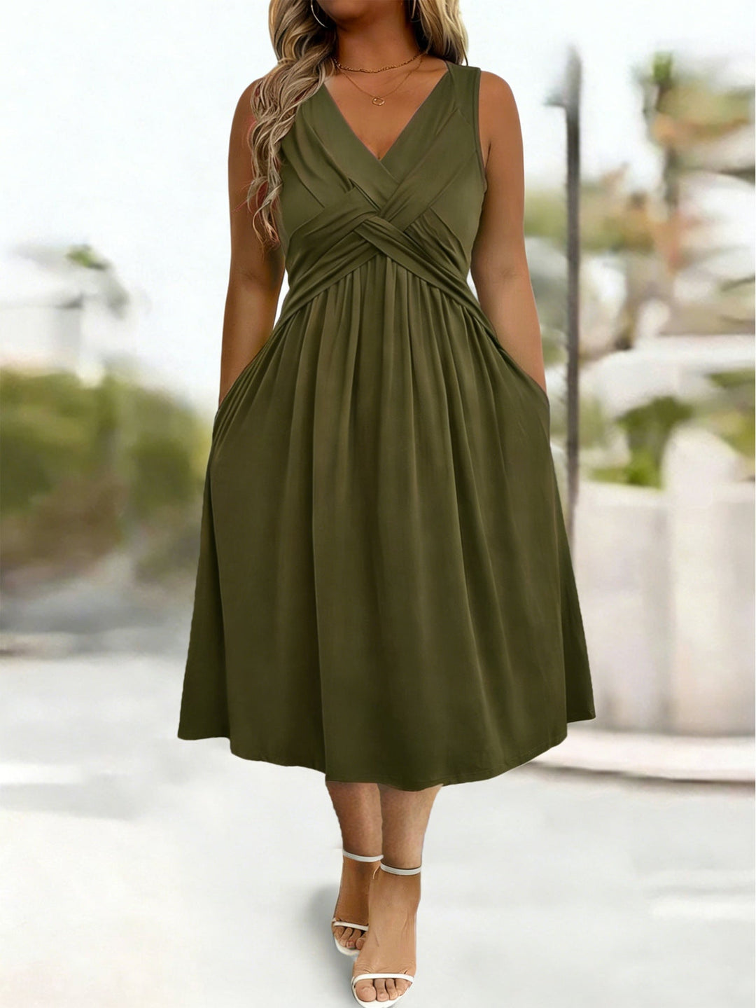 Damen Sommerkleid mit tiefem V-Ausschnitt und Seitentaschen Drune