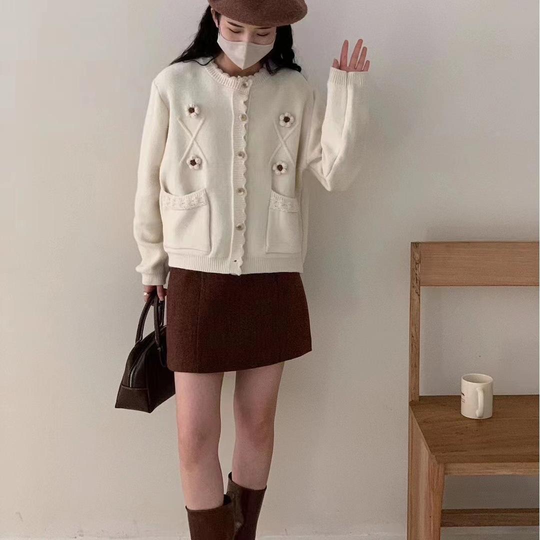 Damen Strickjacke mit Blumenapplikationen Drune