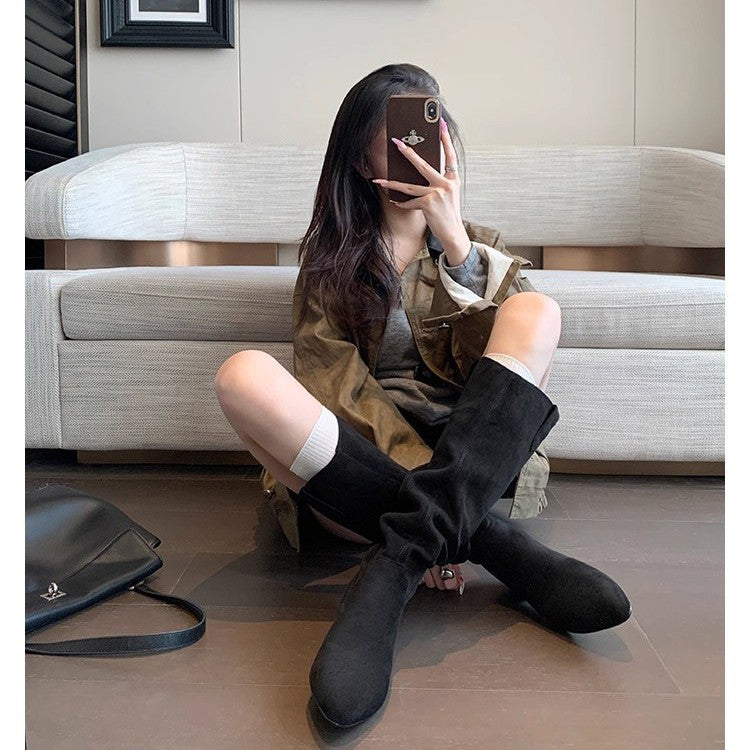 Damen Kniehohe Slouch‑Stiefel aus weichem Veloursleder mit spitzer Zehenpartie und niedrigem Absatz Drune