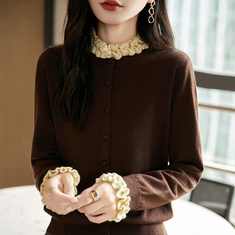 Damen Strickjacke mit Rüschenkragen und Knopfdetails Drune