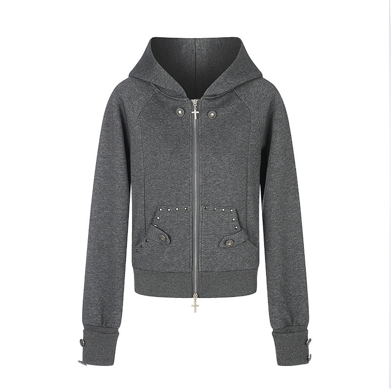 Damen taillierte Kapuzen‑Sweatjacke mit Frontreißverschluss, Nietenbesatz und Taschenapplikation Drune