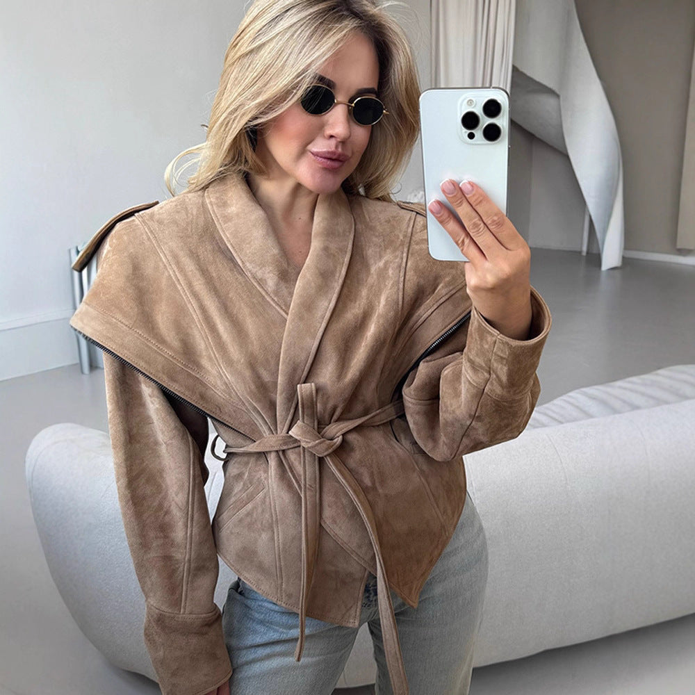 Damen Veloursleder‑Wickeljacke mit breitem Schalkragen und Taillengürtel Drune