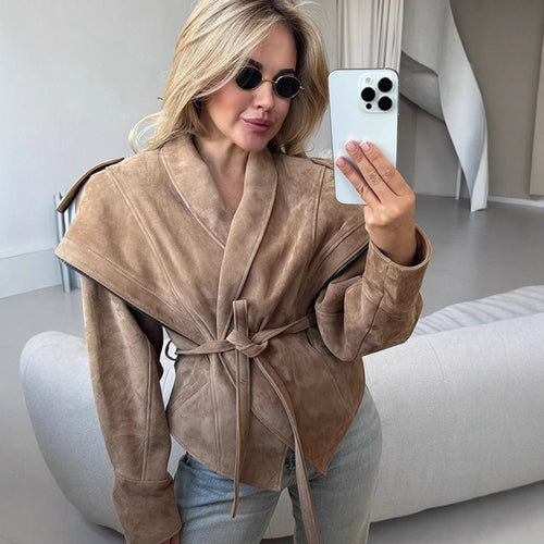 Damen Veloursleder‑Wickeljacke mit breitem Schalkragen und Taillengürtel Drune