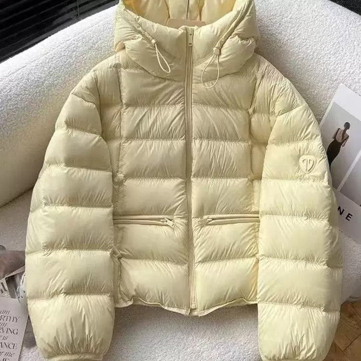 Damen nan kurz geschnittene Thermo-Steppjacke mit Kapuze, Reißverschlusstaschen und elastischen Bündchen Drune
