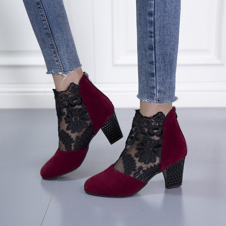 Damen Stiefelette mit transparentem Blumen-Spitzeinsatz und dekorativem Blockabsatz Drune