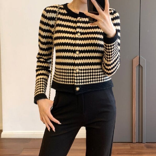Damen modische Strickjacke im grafischen Design mit goldenen Knopfdetails Drune