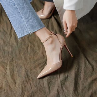Damen Elegante Lack‑Stiletto‑Pumps mit Knöchelriemen, spitzer Zehenform und roter Laufsohle Drune