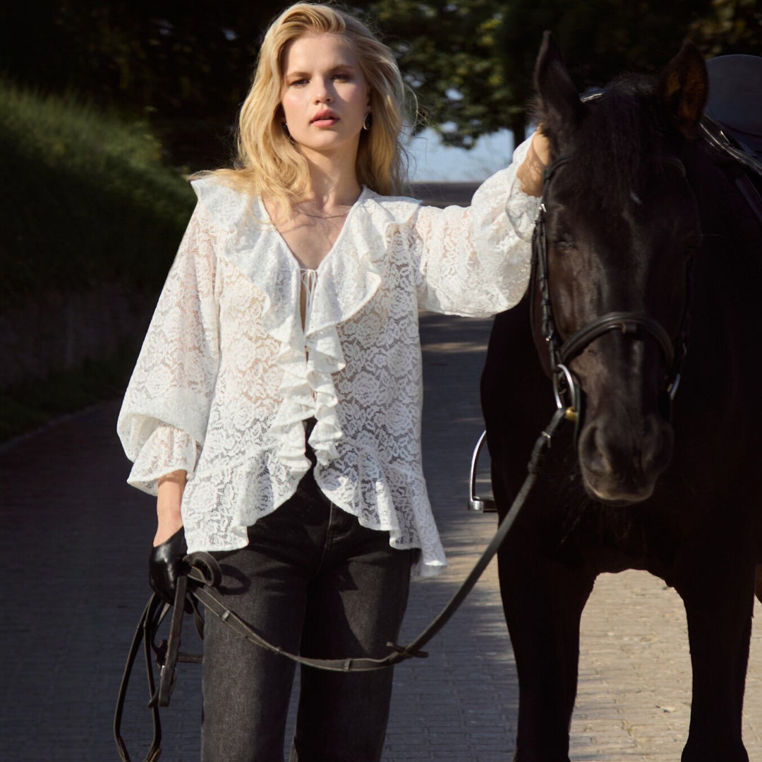 Damen Bluse mit voluminösen Rüschen und feiner Spitze Drune