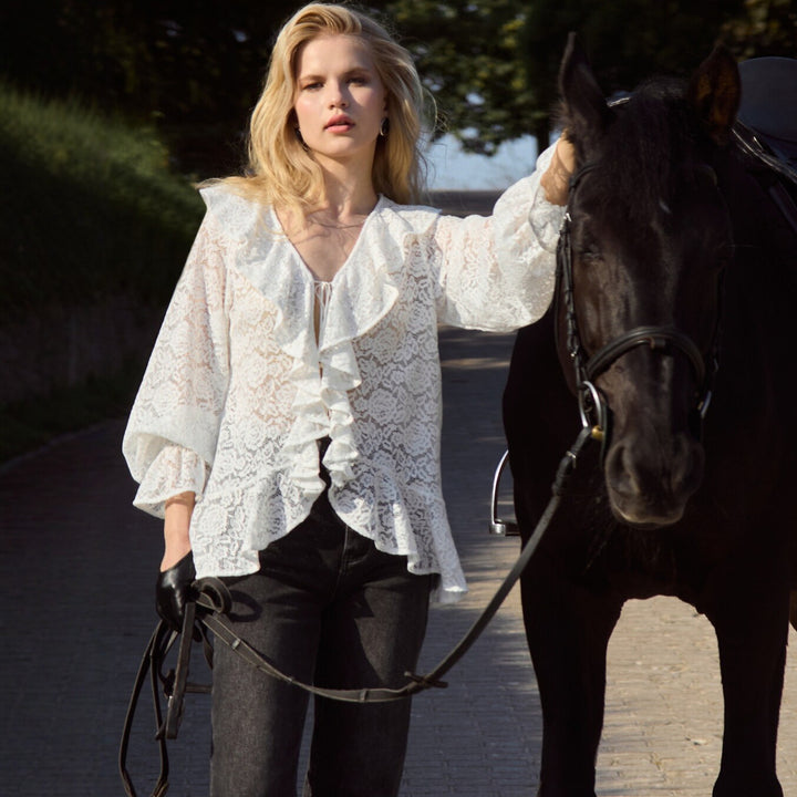 Damen Bluse mit voluminösen Rüschen und feiner Spitze Drune