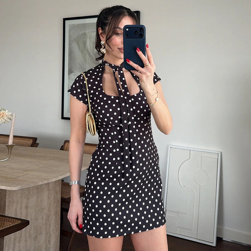 Damen Sommerliches Polka-Dot Kleid mit knöpfbarem Ausschnitt und schmalem Schnitt Drune