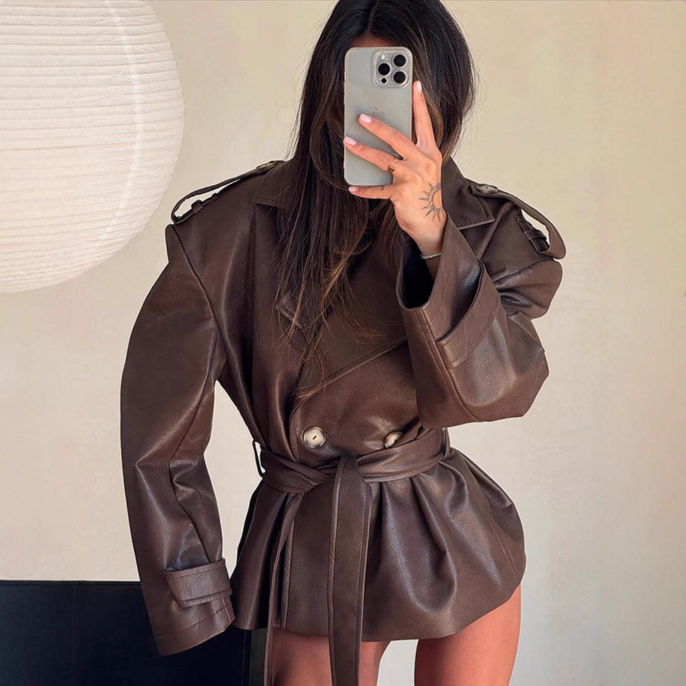 Damen Kurzjacke aus Lederimitat mit Taillengürtel und Oversize‑Schulterpartie Drune