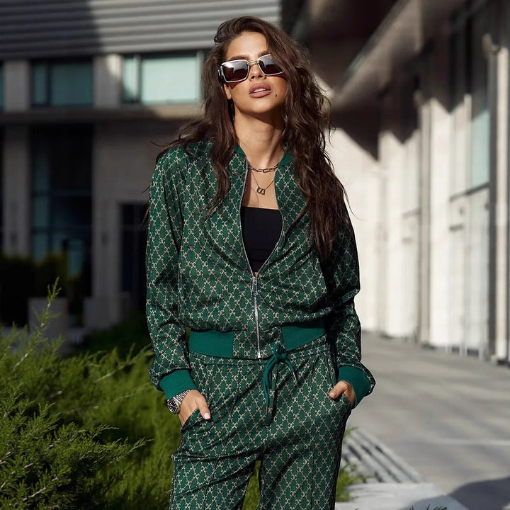 Damen jacquard Lounge-Set mit kurzer Bomberjacke und hochgeschnittener Kordelzug-Hose Drune