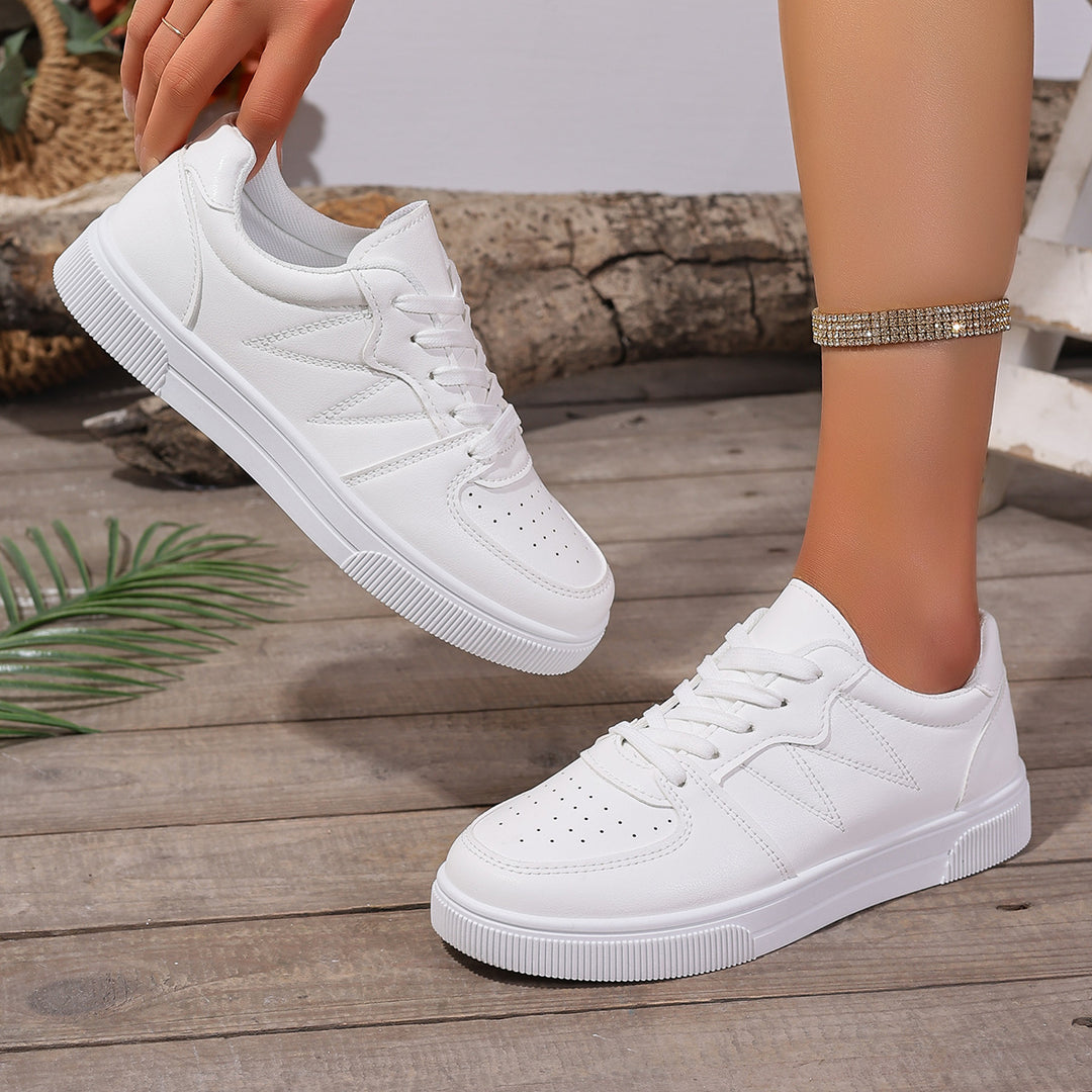 Damen Niedrige Sneaker aus Lederimitat mit perforierter Zehenkappe, gepolstertem Einstieg und profilierter Plateausohle Drune