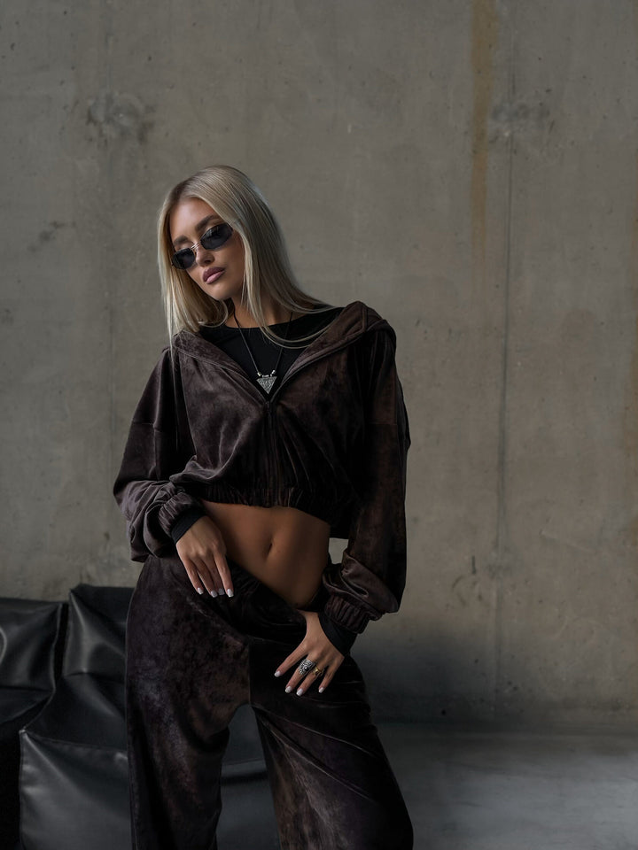 Damen cropped Samt-Zipjacke mit Kapuze und elastischer High-Waist Loungehose Drune