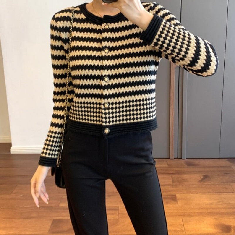 Damen modische Strickjacke im grafischen Design mit goldenen Knopfdetails Drune