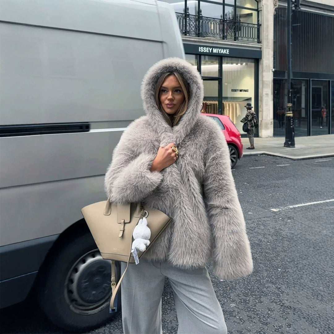 Damen Kurzblouson aus langfaserigem Shaggy‑Faux‑Fur mit hohem Schalkragen und klarer Boxy‑Silhouette Drune