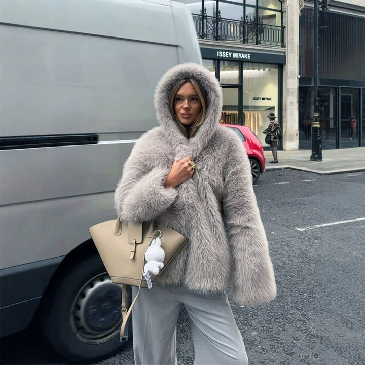 Damen Kurzblouson aus langfaserigem Shaggy‑Faux‑Fur mit hohem Schalkragen und klarer Boxy‑Silhouette Drune