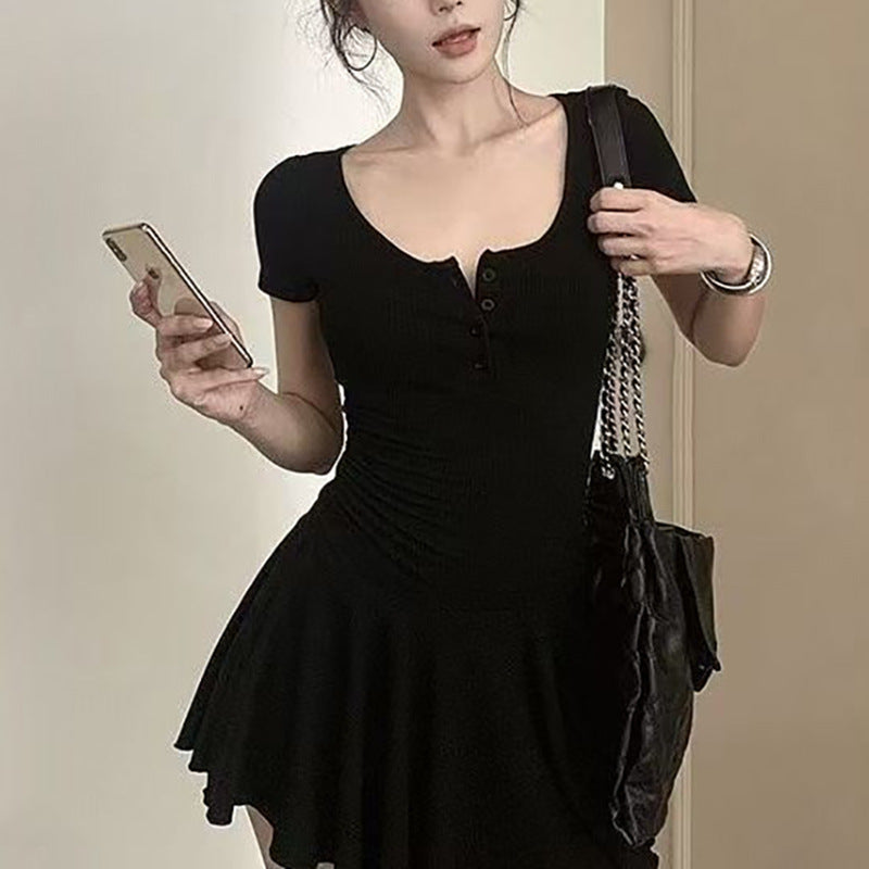 Damen Freizeitkleid mit schickem Rüschensaum und Knopfdetail