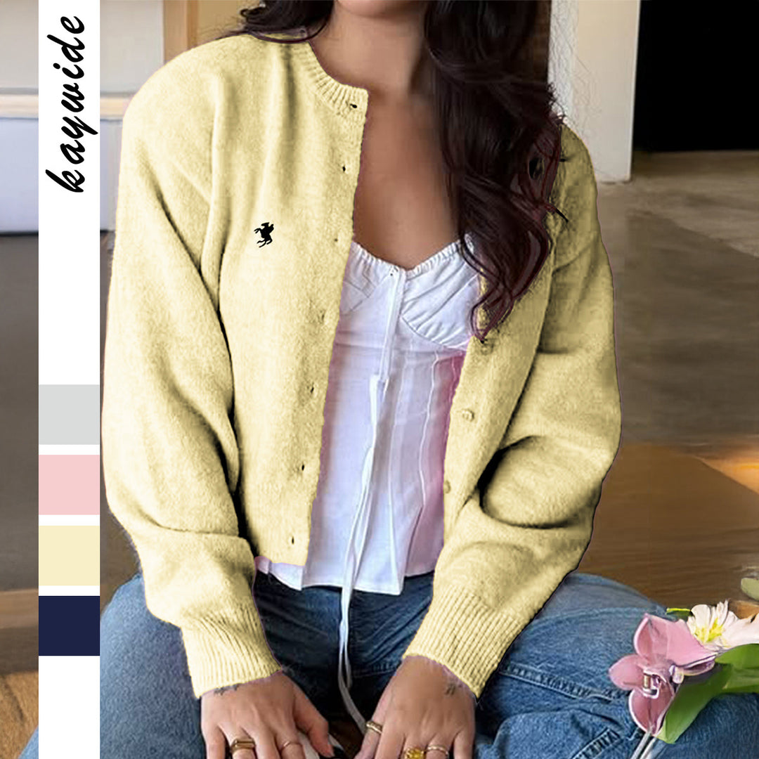 Damen nan kurze Feinstrick‑Strickjacke mit Perlmuttknöpfen, Rundhalsausschnitt und zierlichem Pferde‑Stick Drune