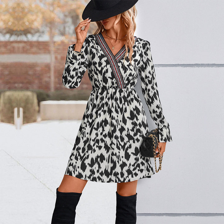 Damen Kleid im A-Linienschnitt mit V-Ausschnitt, elastischer Taille und Ethno-Borte Drune