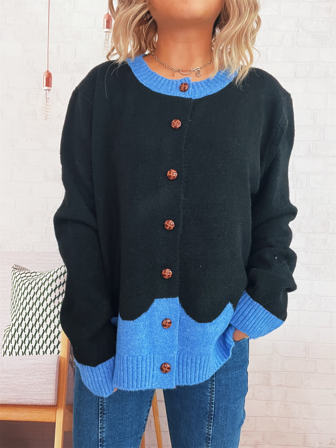 Damen lässige Strickjacke mit buntem Kontrast und eleganten Knopfdetails Drune