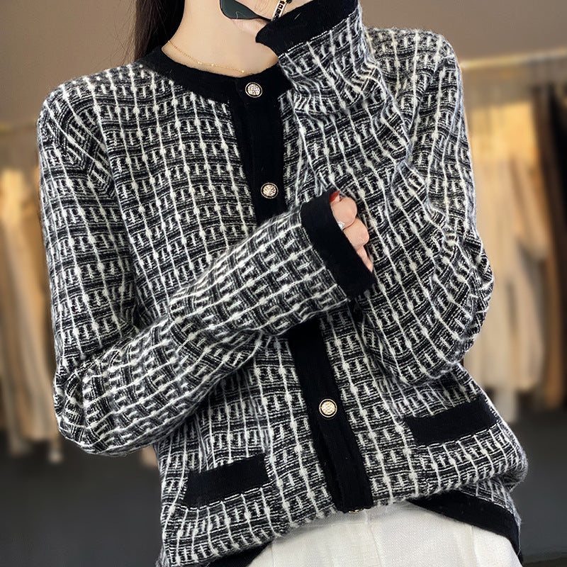Damen Strickcardigan im Bouclé‑Gittermuster mit Rundhals, Schmuckknopfleiste und aufgesetzten Taschen Drune